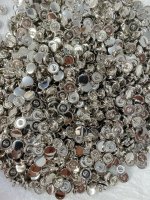 Sỉ cúc kim loại có chân màu trắng bạc