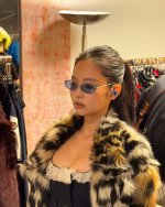 Jennie (BLACKPINK) mang xu hướng mắt kính râm tròng màu trở lại