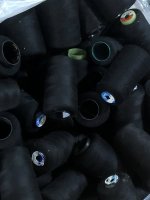 E có ít chỉ may đen hàng công ty cuộn to và chỉ may lộn xộn đa dạng màu