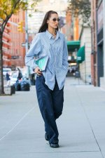 Định hình phong cách cá nhân chỉ với 1 chiếc áo sơ mi phom rộng