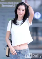 Seo Ye Ji nghỉ dưỡng tại Việt Nam với phong cách thời trang tối giản