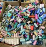 Chỉ nhỏ may quần áo lộn xộn các màu