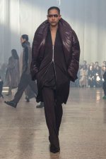 Helmut Lang Thu-Đông 2024: Khi thời trang trở thành nơi trú ẩn