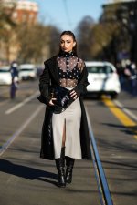 Diện trang phục vải tuyn trong suốt, gợi cảm, item không phải ai cũng dám thử