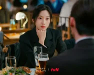 Tủ đồ công sở thanh lịch của Moon Ga Young trong “Law and the City”