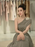 Tỏa sáng phong thái kiêu kỳ cùng đầm lệch vai