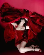 Ghi dấu cùng phong cách ‘đa nhiệm’ với đầm cúp ngực