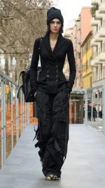 Mùa Thu 2025 khoác sắc tối lộng lẫy của thẩm mỹ “gothic-chic”