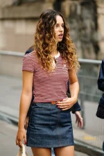 Phong cách Paris sang trọng với chân váy denim mini và áo thun kẻ sọc