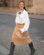 Chân váy màu be, món đồ được 'săn đón' ngày thu của dân công sở