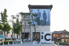 Giám đốc Sáng tạo UNIQLO Clare Waight Keller mong đến Việt Nam để tìm kiếm cảm hứng sáng tạo