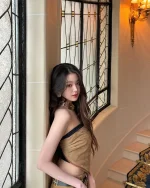 Biến hóa đa dạng outfit đi biển cùng xu hướng scarf top