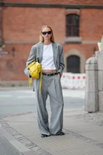 Áo thun trắng hoàn hảo luôn hiện hữu trong mùa thu này