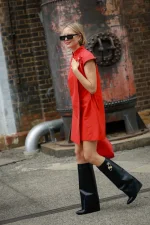 Quên chiếc váy đen nhỏ bé đi, váy đỏ sẽ tỏa sáng mùa thu 2025