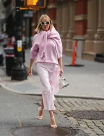 Áo len hồng, biểu tượng nữ tính trở lại đầy cuốn hút