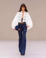 Nổi bật trên đường phố, văn phòng với phong cách thời trang du mục đô thị