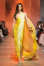 Tông vàng mặt trời khuấy động mùa thu, khiến nàng đẹp rực rỡ, trẻ trung