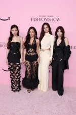 Bốn nữ thần TWICE thắp sáng sàn diễn Victoria’s Secret 2025 trong giấc mơ hồng quyến rũ