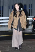 Sao Hàn chọn mẫu túi xách nào khi xuất hiện tại sân bay?