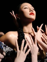 Cartier tô điểm cho vẻ đẹp đa sắc của “giai nhân” Văn Mai Hương trong MV “Vườn Hồng”