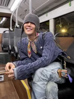 “Cheap moment” cùng G-Dragon và Jennie với mũ len che tai giữ ấm sành điệu