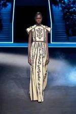 Xu hướng màu vàng bơ quay trở lại từ sàn diễn đến đường phố mùa Thu 2025