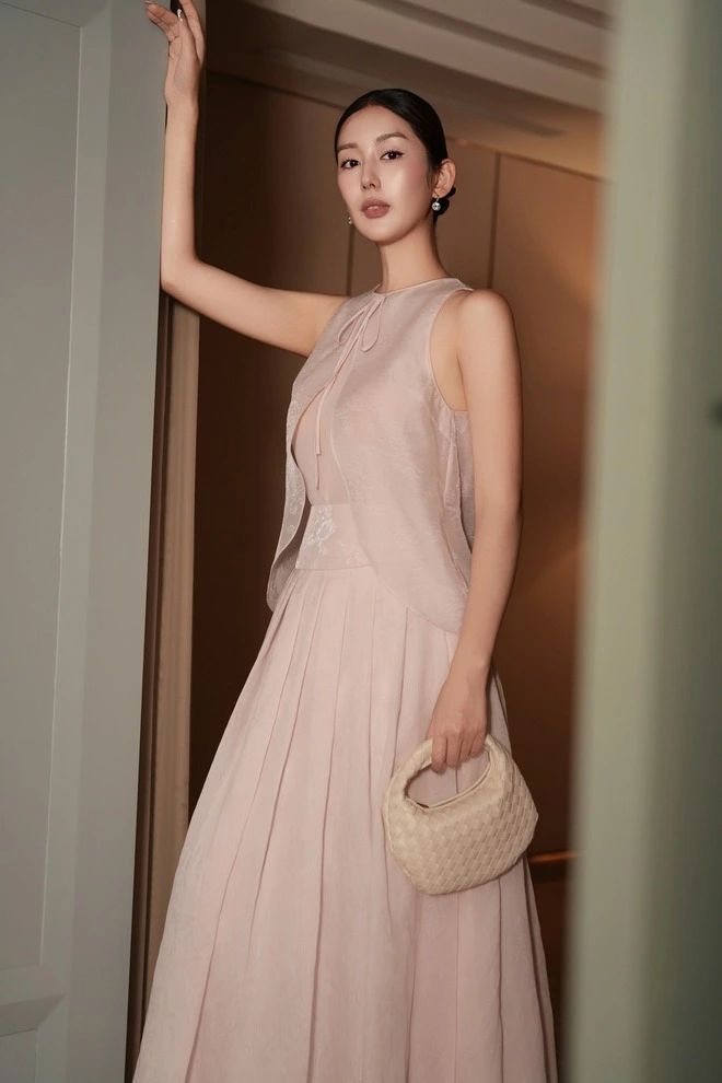 Đẹp cả tuần với ba gam màu trắng đen beige-6.webp