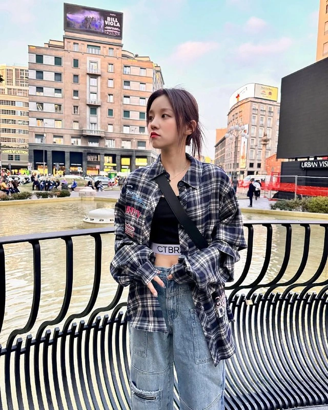 Diện áo khoác sơ mi ngày hè-6.webp