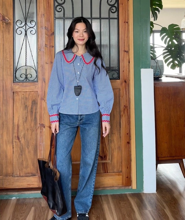 Diện mạo tươi trẻ nổi bật cùng quần jeans và sơ mi họa tiết Gingham-1.webp