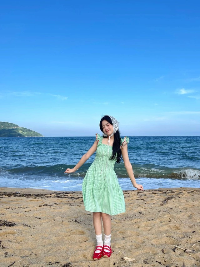 Diện mạo tươi trẻ nổi bật cùng quần jeans và sơ mi họa tiết Gingham-10.webp