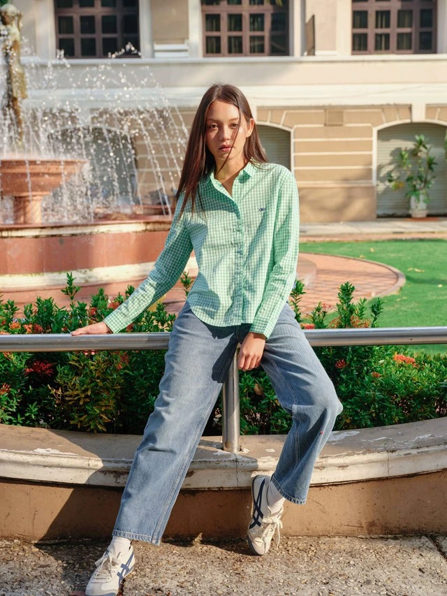 Diện mạo tươi trẻ nổi bật cùng quần jeans và sơ mi họa tiết Gingham-2.webp