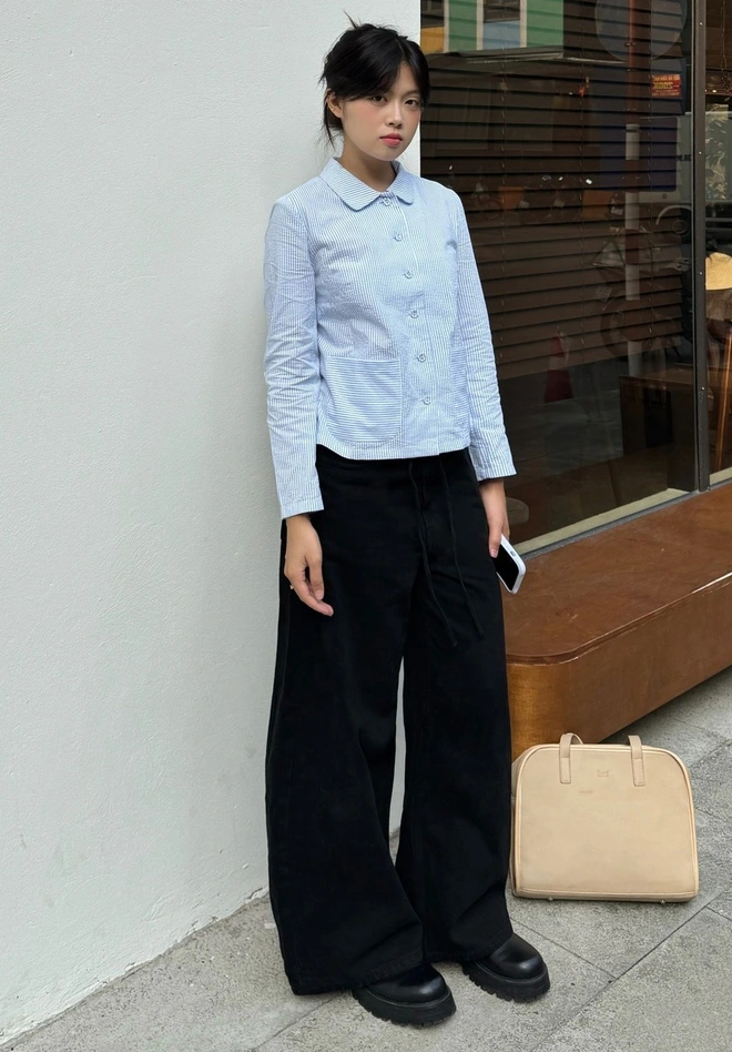 Diện mạo tươi trẻ nổi bật cùng quần jeans và sơ mi họa tiết Gingham-4.webp