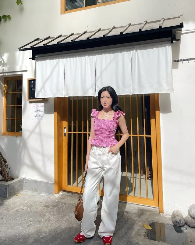 Diện mạo tươi trẻ nổi bật cùng quần jeans và sơ mi họa tiết Gingham-5.webp