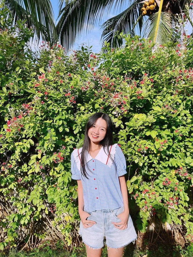 Diện mạo tươi trẻ nổi bật cùng quần jeans và sơ mi họa tiết Gingham-6.webp