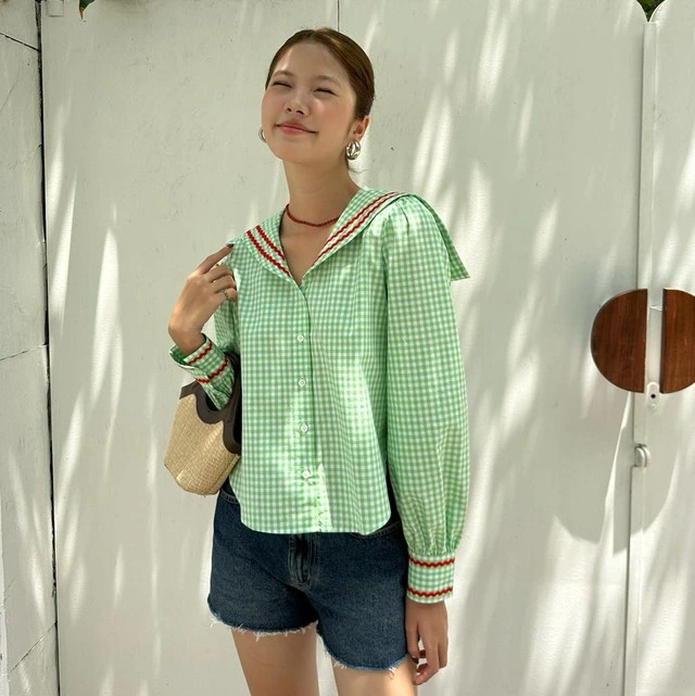 Diện mạo tươi trẻ nổi bật cùng quần jeans và sơ mi họa tiết Gingham-7.webp