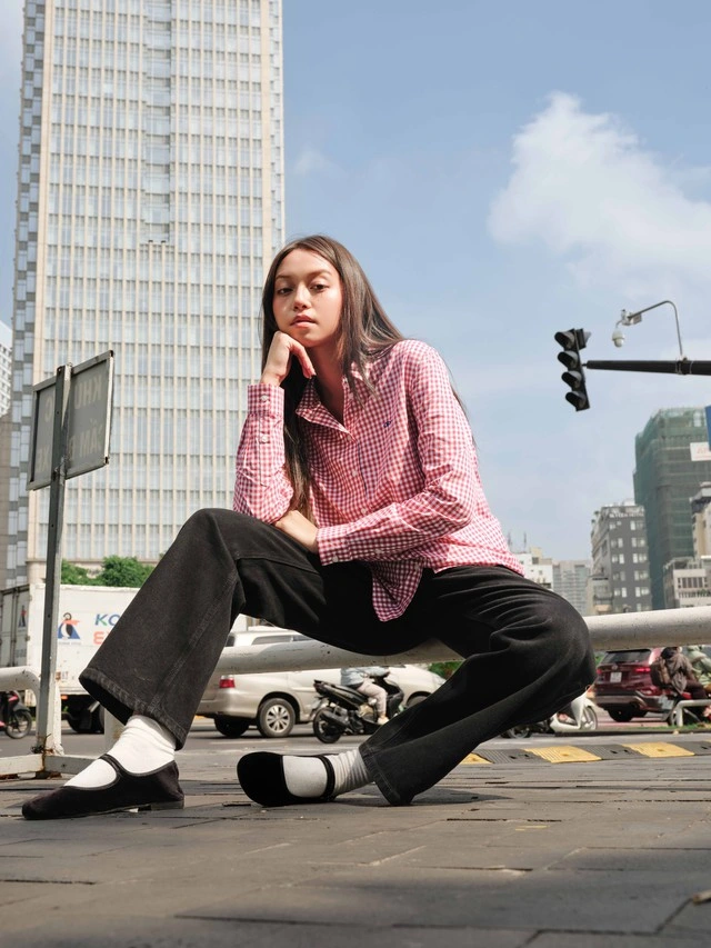 Diện mạo tươi trẻ nổi bật cùng quần jeans và sơ mi họa tiết Gingham-8.webp