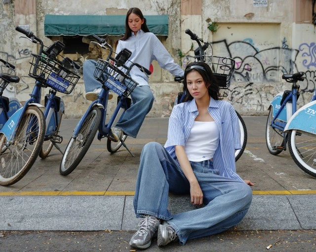 Diện mạo tươi trẻ nổi bật cùng quần jeans và sơ mi họa tiết Gingham-9.webp