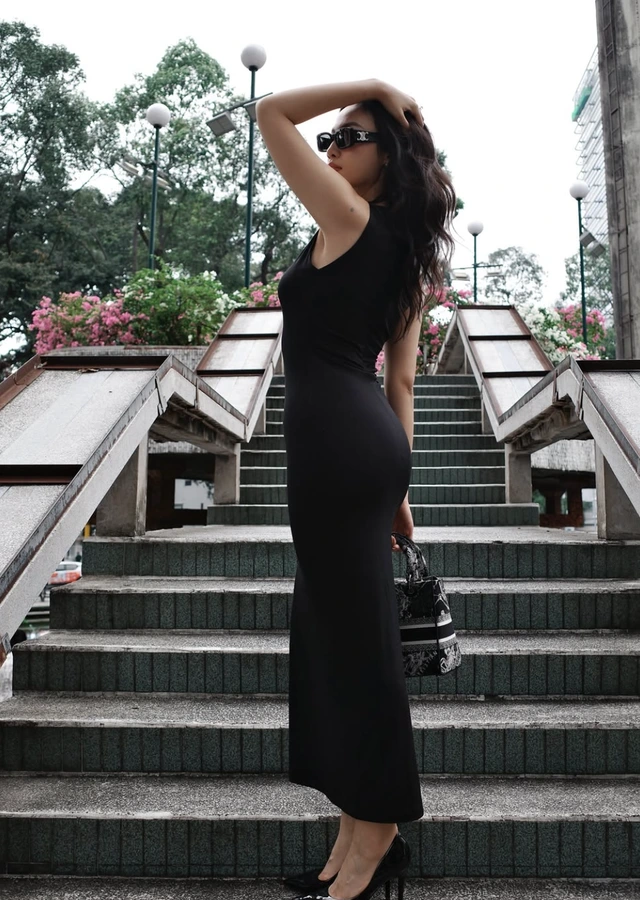 Diện nguyên set đồ màu đen phong cách tối giản nhưng cực chất-2.webp