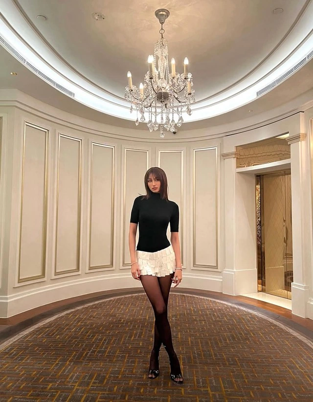 Định hình lại phong cách với áo thun cổ lọ-1.webp