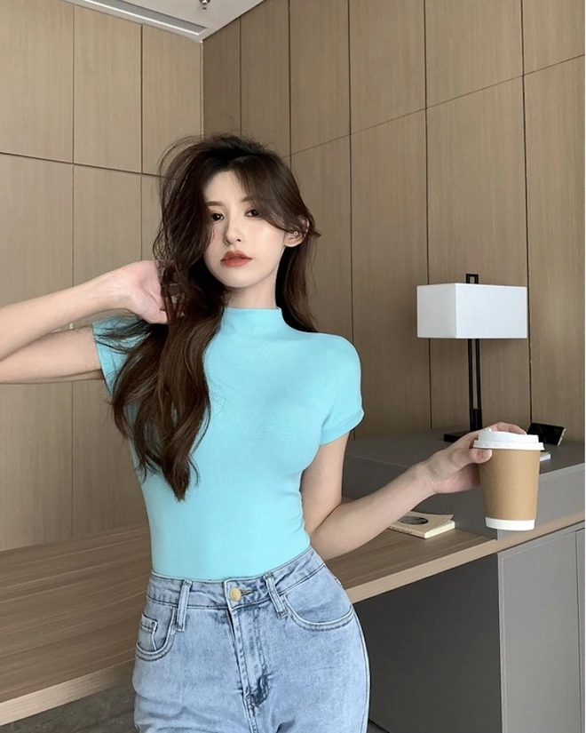 Định hình lại phong cách với áo thun cổ lọ-2.webp