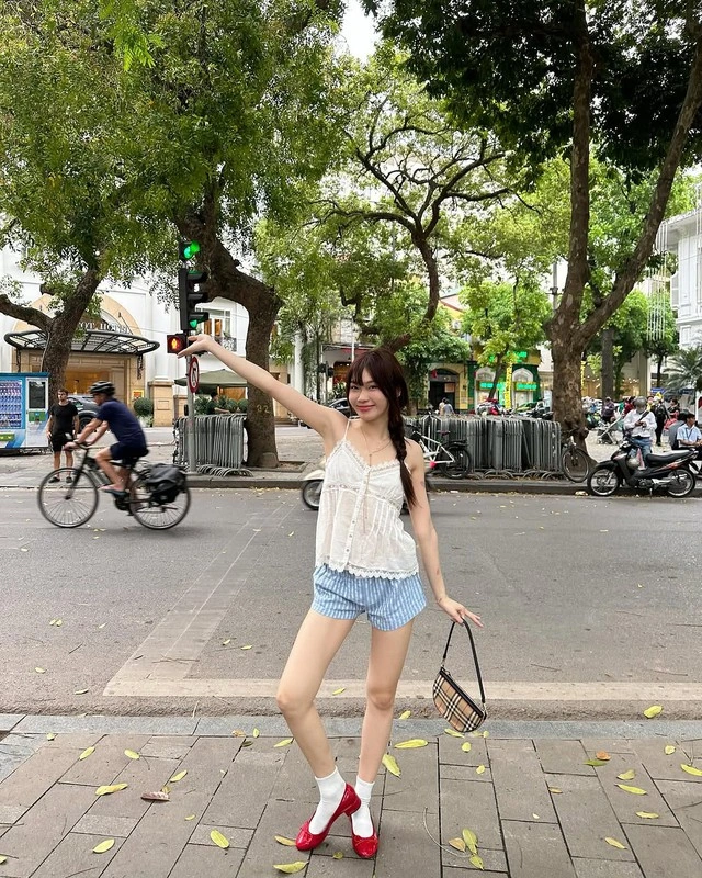 Đơn giản nhưng vẫn cuốn hút với áo hai dây-4.webp