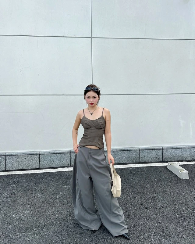 Đơn giản nhưng vẫn cuốn hút với áo hai dây-7.webp