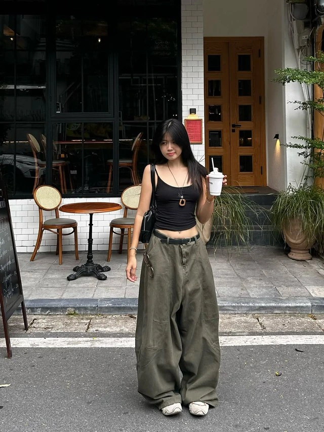 Đơn giản nhưng vẫn cuốn hút với áo hai dây-8.webp