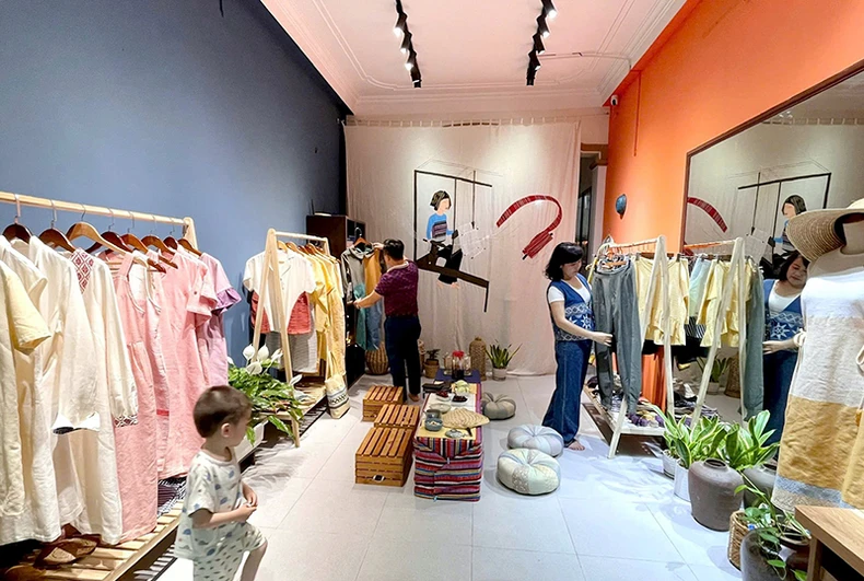 Đưa thổ cẩm từ rừng xuống phố-2.webp