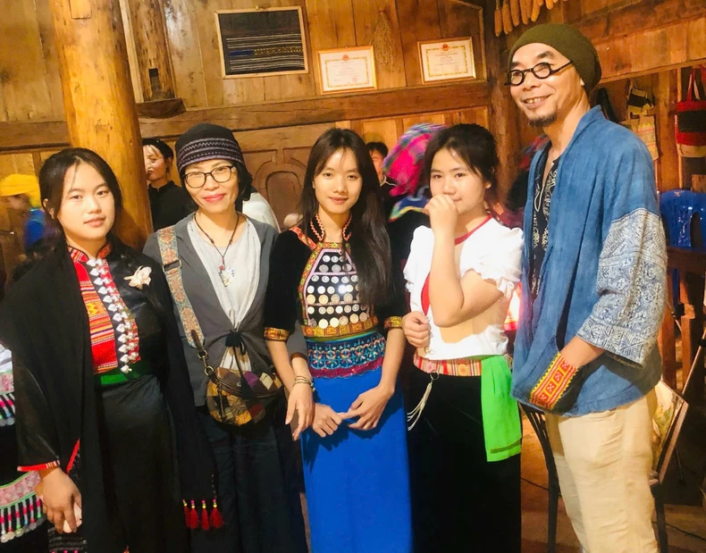 Đưa thổ cẩm từ rừng xuống phố-3.webp