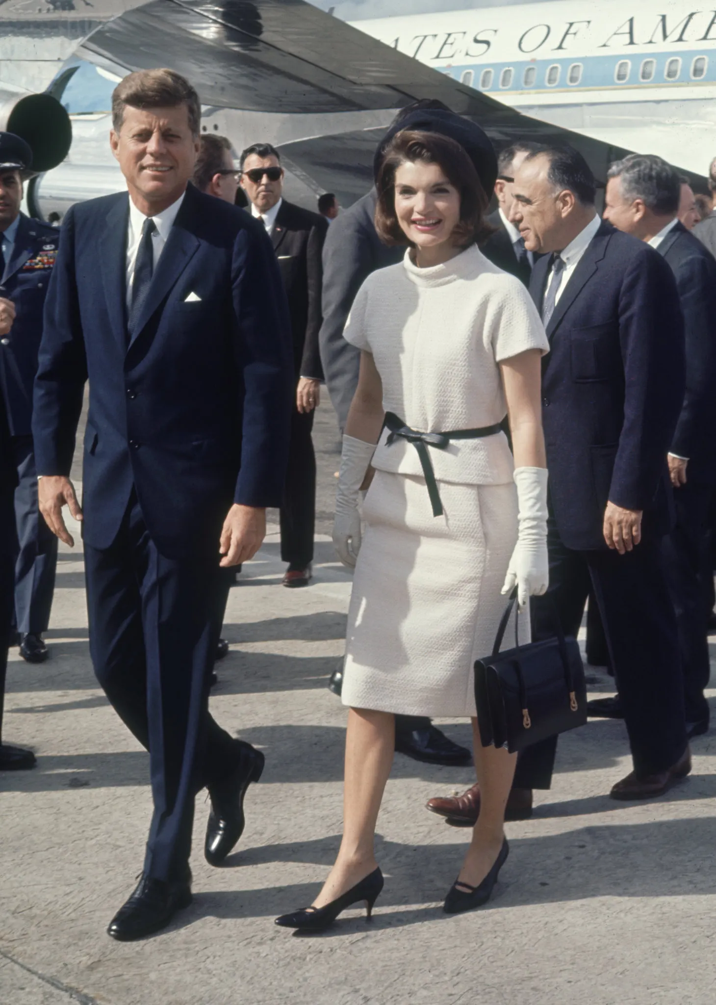 ELLE Stylepedia Jackie O mini skirt và Space Age định hình thời trang thập niên 60-7.webp