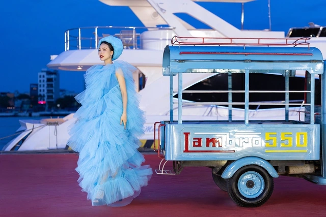 Hoa hậu Tiểu Vy làm vedette show thời trang ở cảng sông Hàn Đà Nẵng-1.webp