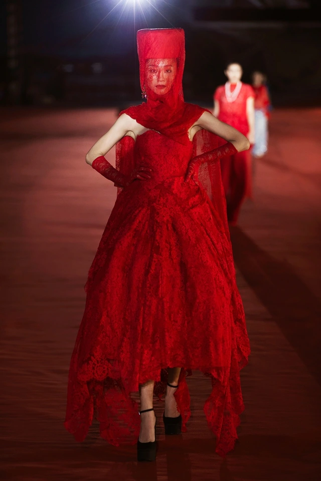 Hoa hậu Tiểu Vy làm vedette show thời trang ở cảng sông Hàn Đà Nẵng-3.webp