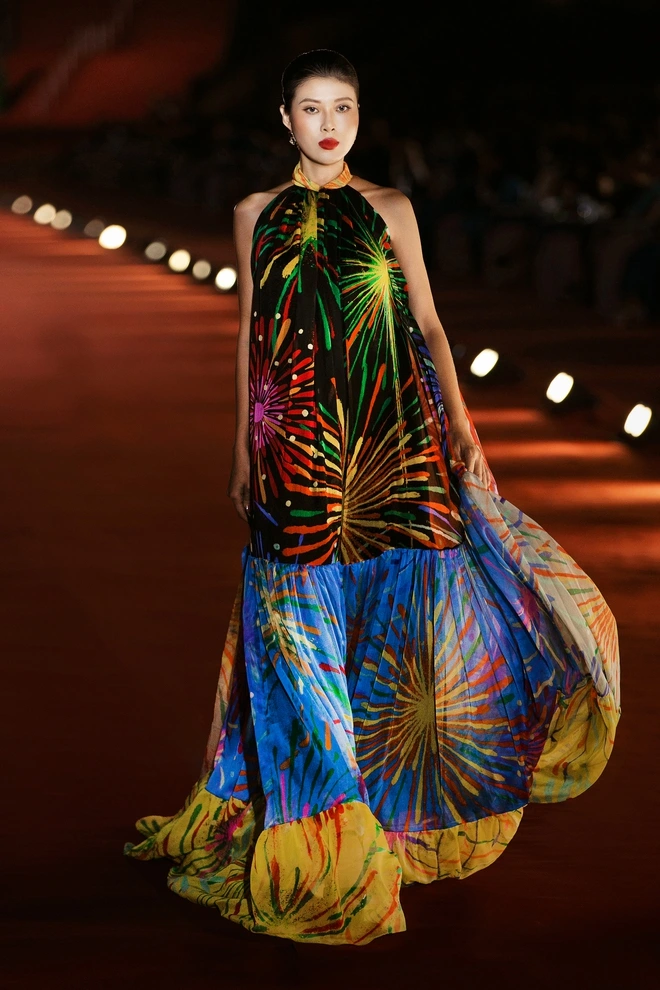 Hoa hậu Tiểu Vy làm vedette show thời trang ở cảng sông Hàn Đà Nẵng-5.webp