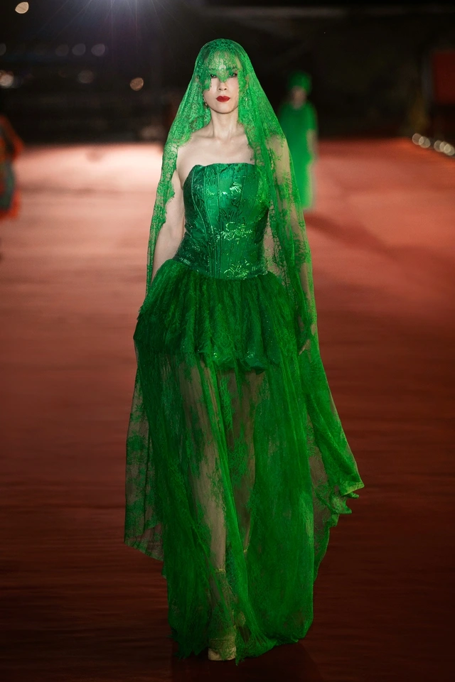 Hoa hậu Tiểu Vy làm vedette show thời trang ở cảng sông Hàn Đà Nẵng-6.webp